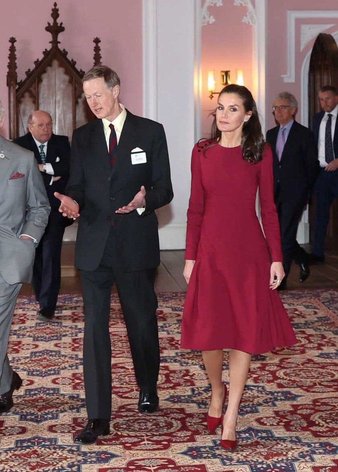 خطفت إطلالة الملكة ليتيزيا الأنظار بالفستان الأحمر الساحر