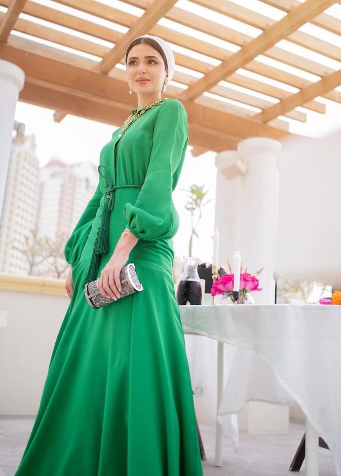 خطفت حنين الصيفي الأنظار بفستان أخضر ماكسي من توقيع كارولينا هيريرا نسّقت معه الكلاتش الفضيّ