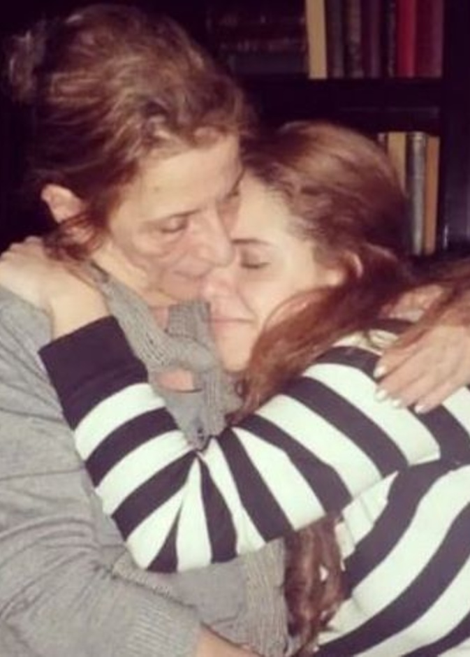 دنيا عبد العزيز تحيي ذكرى وفاة والدتها 