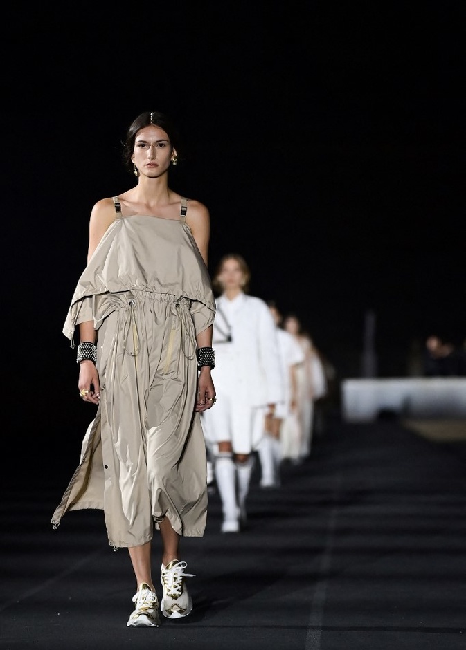 دور الأزياء العالمية تختار وجهات جديدة لعرض مجموعاتها بعيداً عن أسابيع الموضة