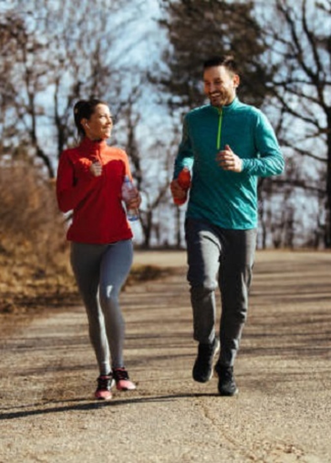 دراسة توضح العلاقة بين المشي السريع وبطء الشيخوخة