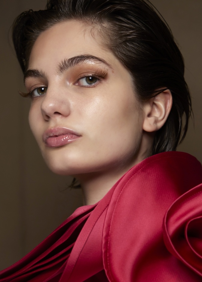 رسمات مكياج مشمشية فاتحة من دار Elie Saab