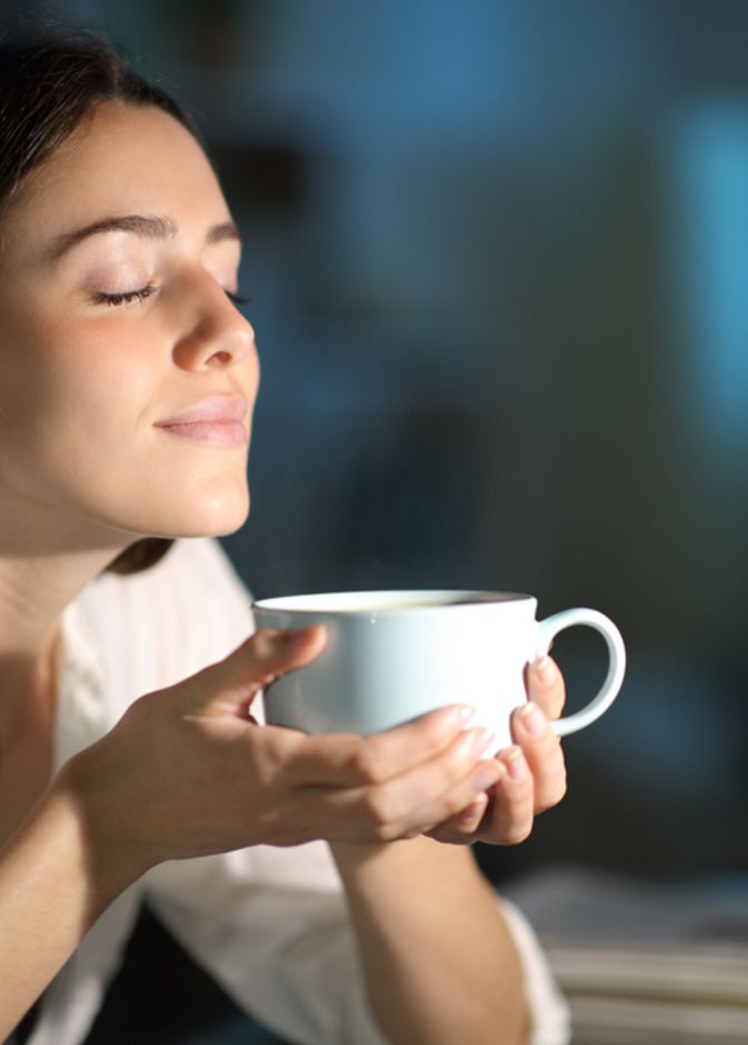 هل تناول الشاي  والقهوة في السحور يقلل من صداع الصيام