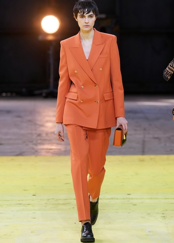 عرض Gabriela Hearst فضمّ البدلة بتصميم كلاسيكي مع البليزر بقصة الأزرار المزدوجة