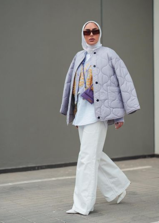 أفكار مميزة لتنسيق البنطلون الأبيض الواسع للمحجبات في رمضان 2022