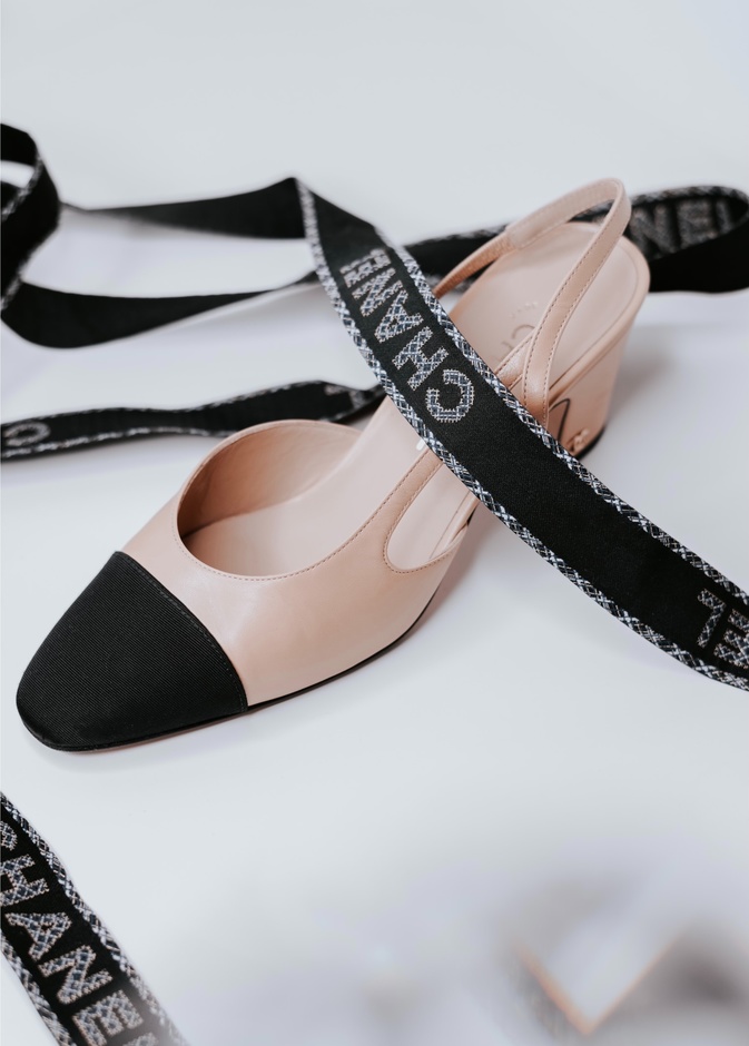 CHANEL تضع قيودًا جديدة على المواطنين الروس في الخارج