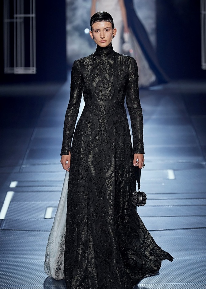 قدّمت دار Fendi الفستان الطويل بقماش الدانتيل الأسود مع الأكمام الطويلة والياقة العالية
