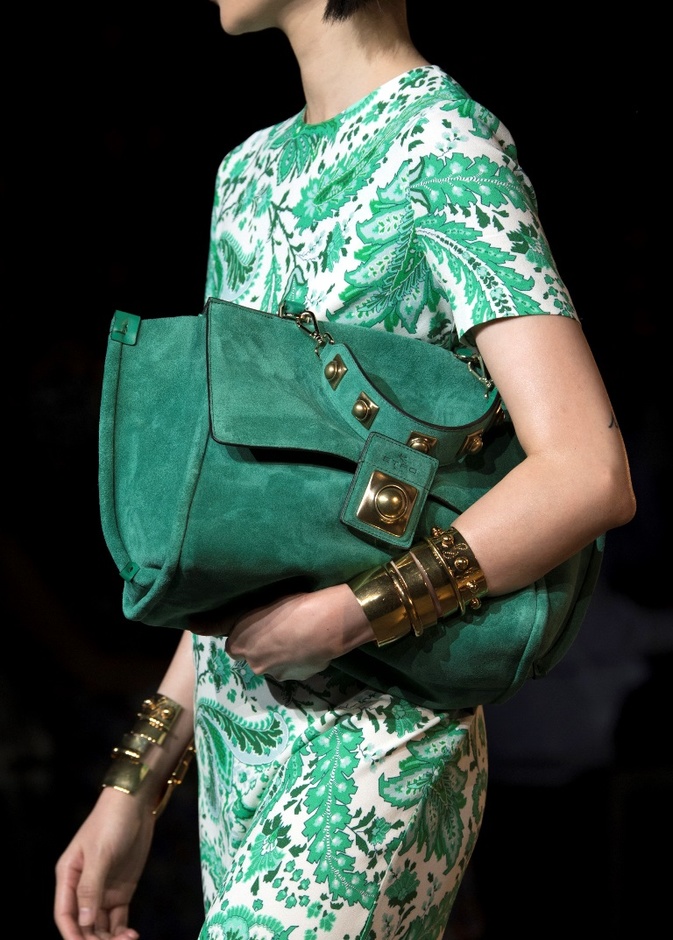 قدّمت Etro تصميم حقيبة اليد الكبيرة باللون الأخضر الداكن ونسّقتها مع الفستان