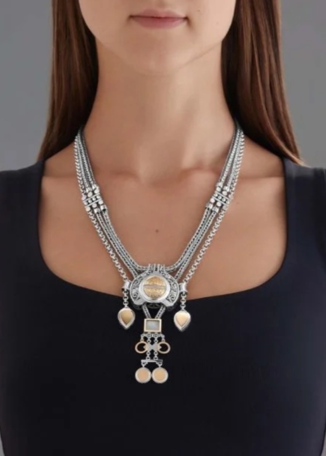 قلادة من Azza Fahmi