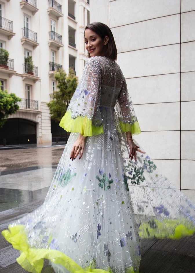 لانا الساحلي بدت ساحرة بفستان Valentino المزيّن بالشك الراقي