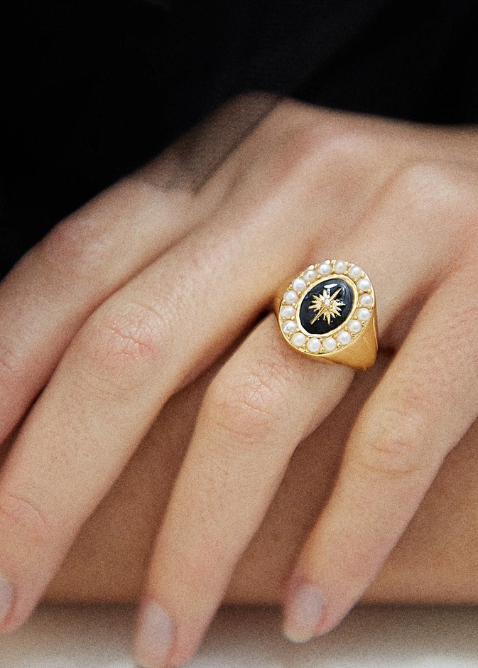 لماذا يجب تجربة موضة خواتم signet  في شهر رمضان وأجمل موديلاتها