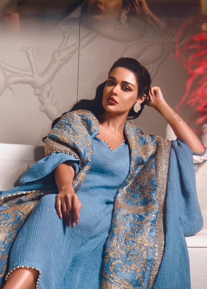 مرمر محمد اختارت العباية الأنيقة باللون الأزرق من تصميم نورا العبدالله