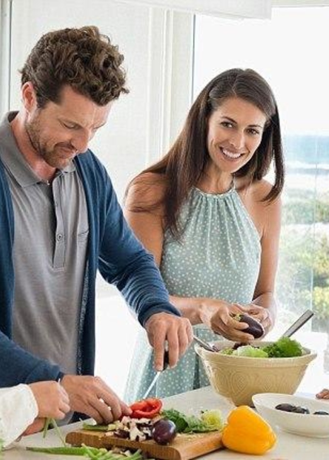 مساعدة الزوج زوجته في رمضان وما تأثير ذلك على الحياة الزوجية