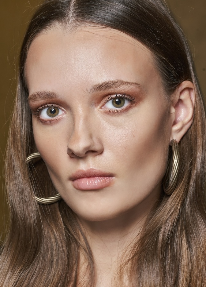 مكياج البشرة الدهنية مع توحيد البشرة من وحي دار Luisa Spagnoli