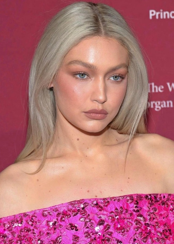 مكياج طبيعي وصبغات الشعر الرمادي بأسلوب جيجي حديد- الصورة من صفحة خبير التجميل Patrick Ta