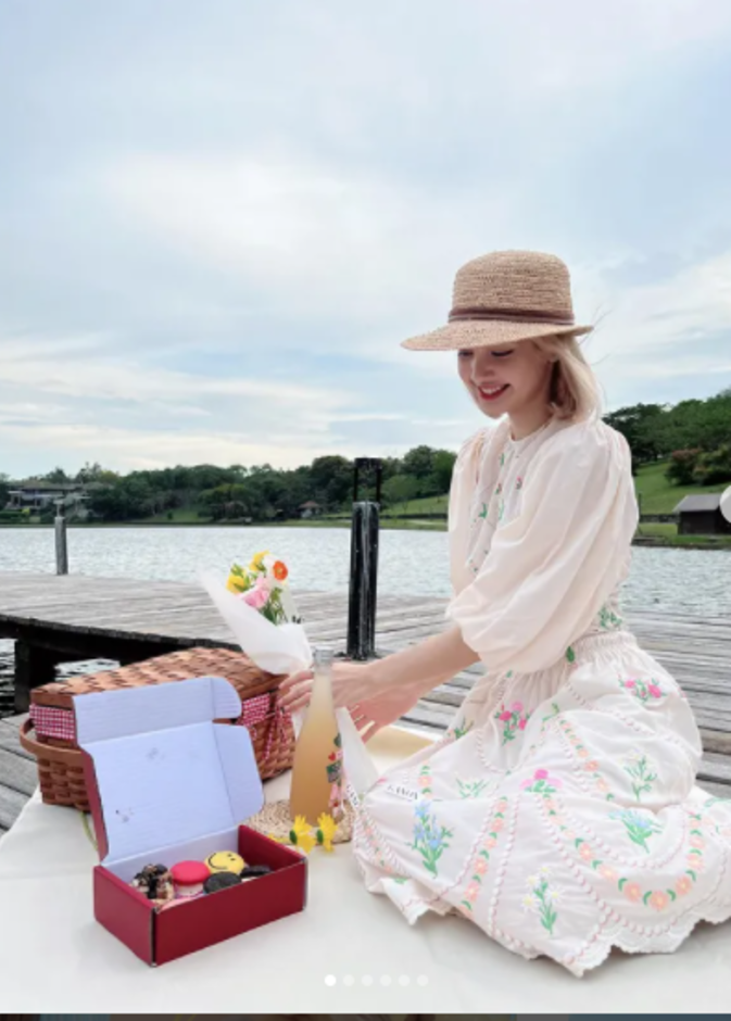 ليسا تتألق بالألون الصيفية المبهجة