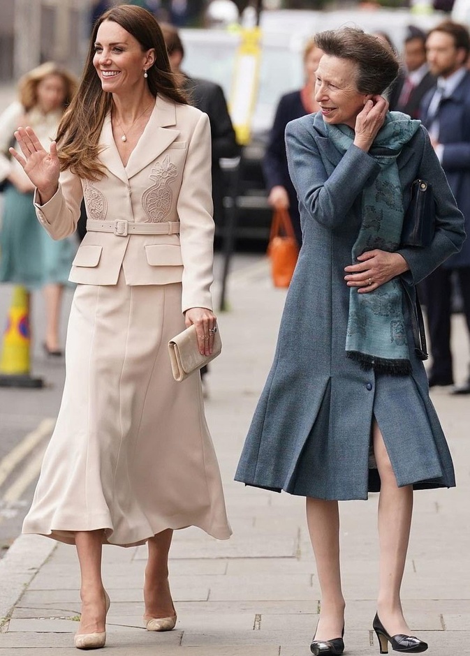 كيت ميدلتون تتألق بإطلالة أنيقة كلاسيكية مع التطريز الفاخر