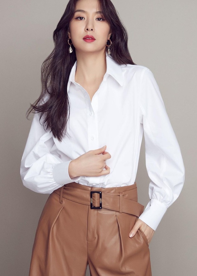 نسقي القميص الأبيض من وحي الممثلة  Seo Ji-Hye مع البنطلون الجلد