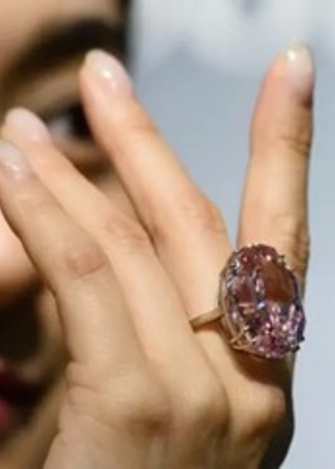 يُقدّر سعر ماسة النجمة الوردية بـ71.2 مليون دولار