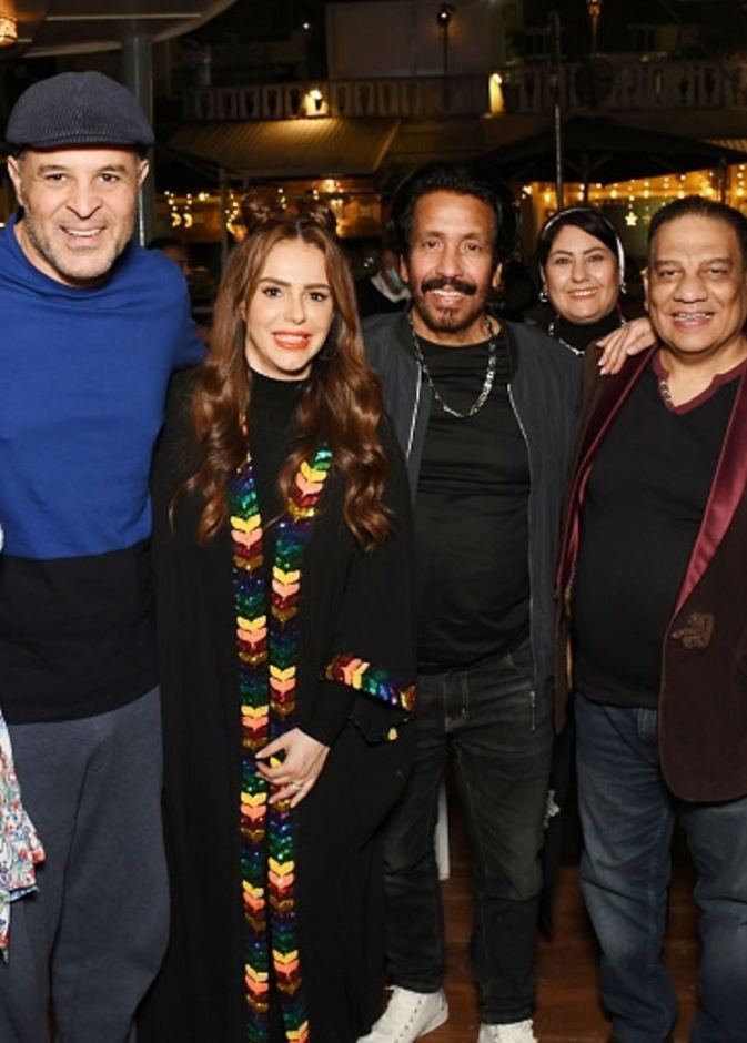 دنيا عبد العزيز تجمع نجوم مسرحية "زقاق المدق" في حفل إفطار..15 صورة