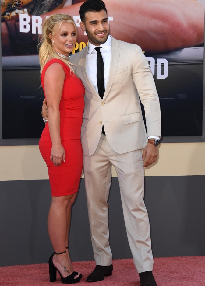 صور إطلالات بريتني سبيرز شبابية بعد خبر حملها من خطيبها سام أصغري