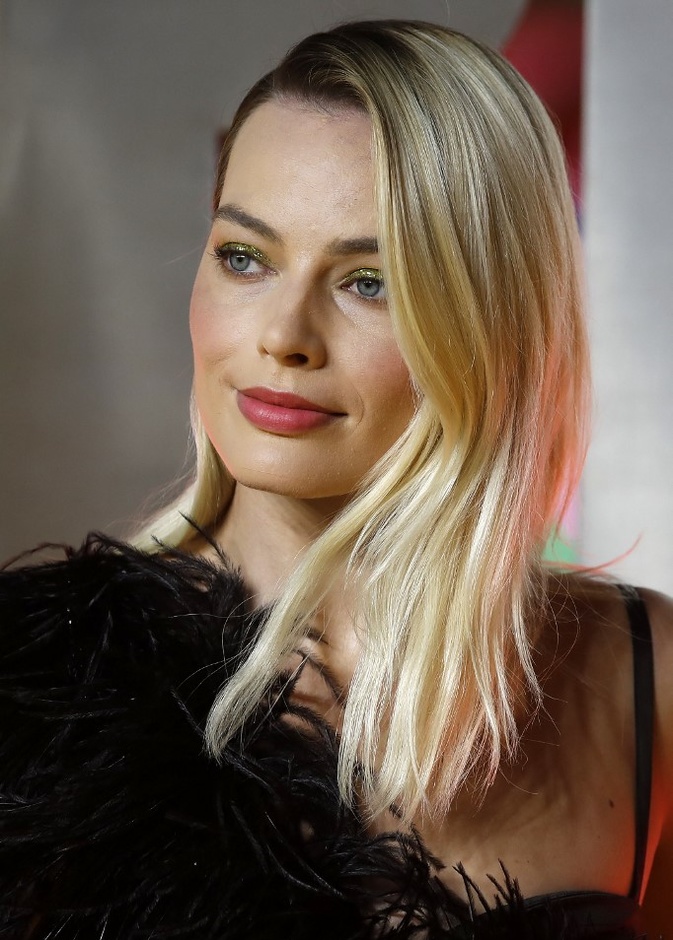 خطوات مكياج غليتر ناعم لسهرات رمضان من وحي مارغوت روبي