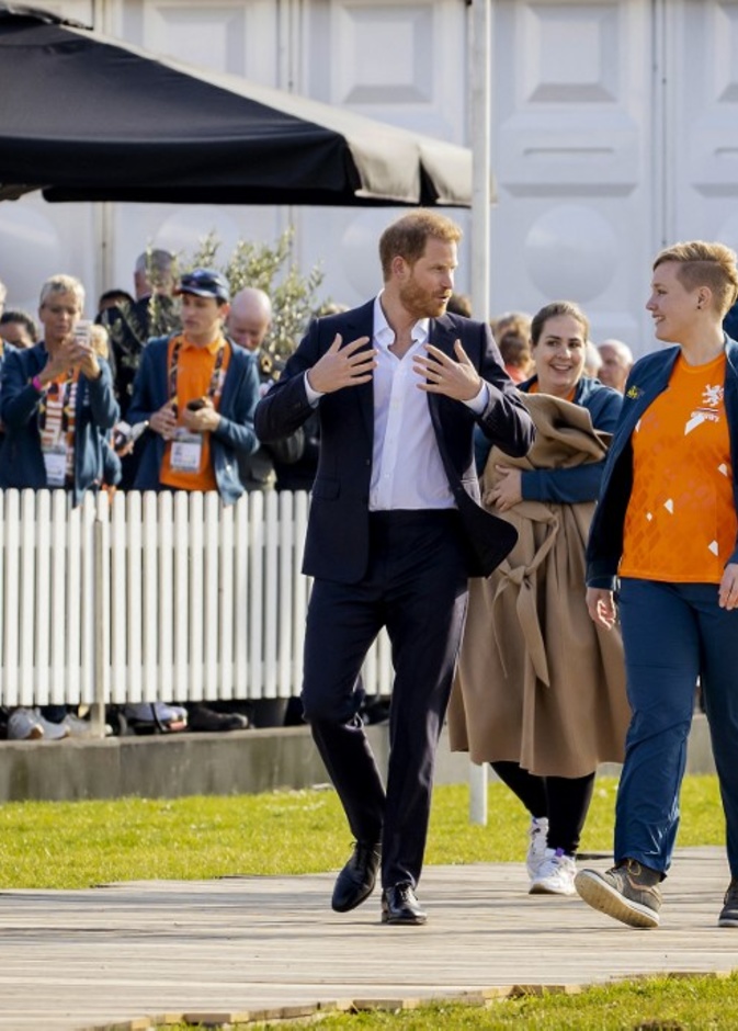 ميغان ماركل تخلع معطفها وتعطية لأم لتدفئة ابنها في بادرة إنسانية منها