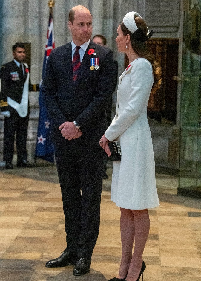 كيت ميدلتون تظهر بشكل مفاجئ مع الأمير ويليام لخدمة يوم أنزاك