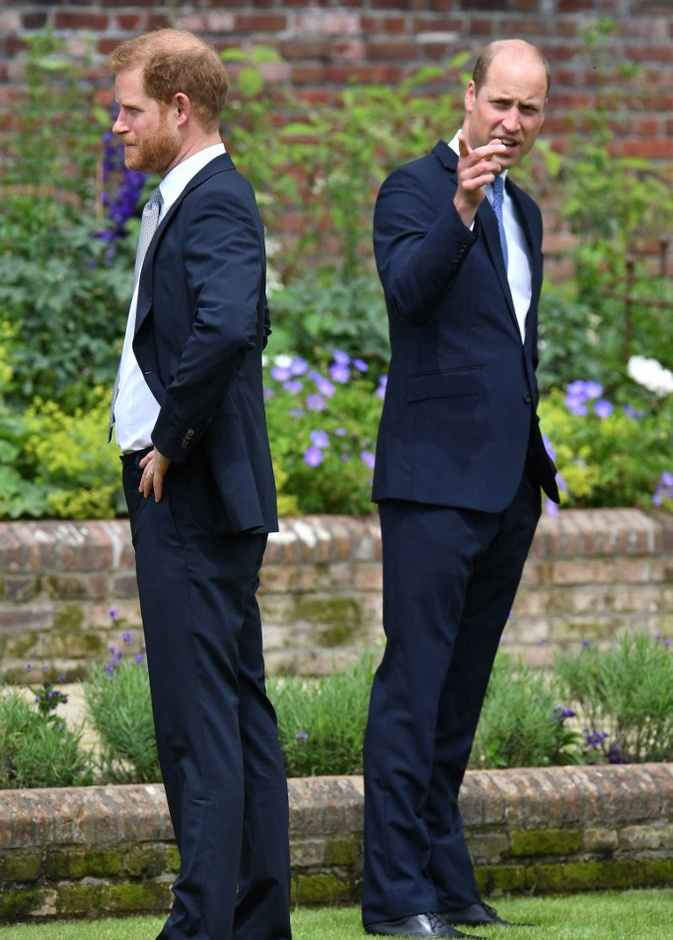 كيف حاول الأمير هاري إثبات أنه الأقرب لجدته ملكة بريطانيا أكثر من شقيقه؟