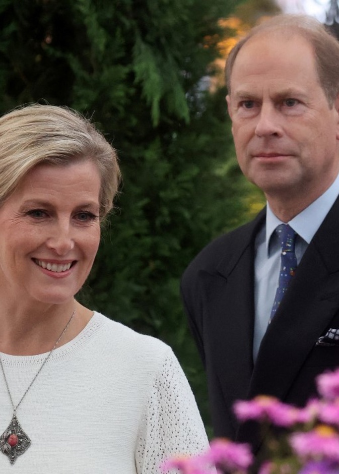 لماذا يسافر الأمير إدوارد وزوجته صوفي إلى البحر الكاريبي بعد رحلة ويليام وكيت؟