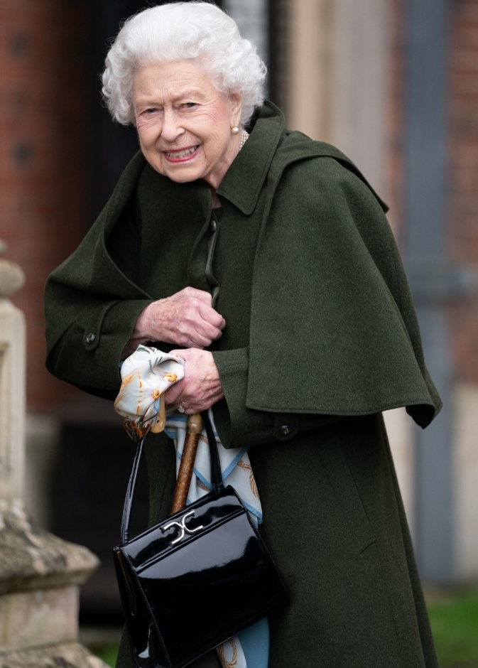 "Launer" المفضلة لملكة بريطانيا تطلق حقيبة يد جديدة مستوحاة من طراز قديم