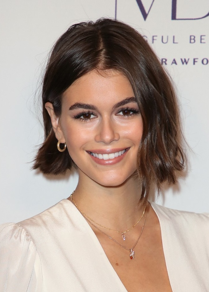 أجمل قصات وتسريحات شعر عصرية للشابات لربيع 2022  بأسلوب Kaia Gerber