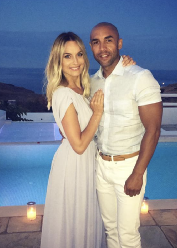 المذيع البريطاني أليكس بيريسفورد يعلن خطبته على إيموجين مكاي