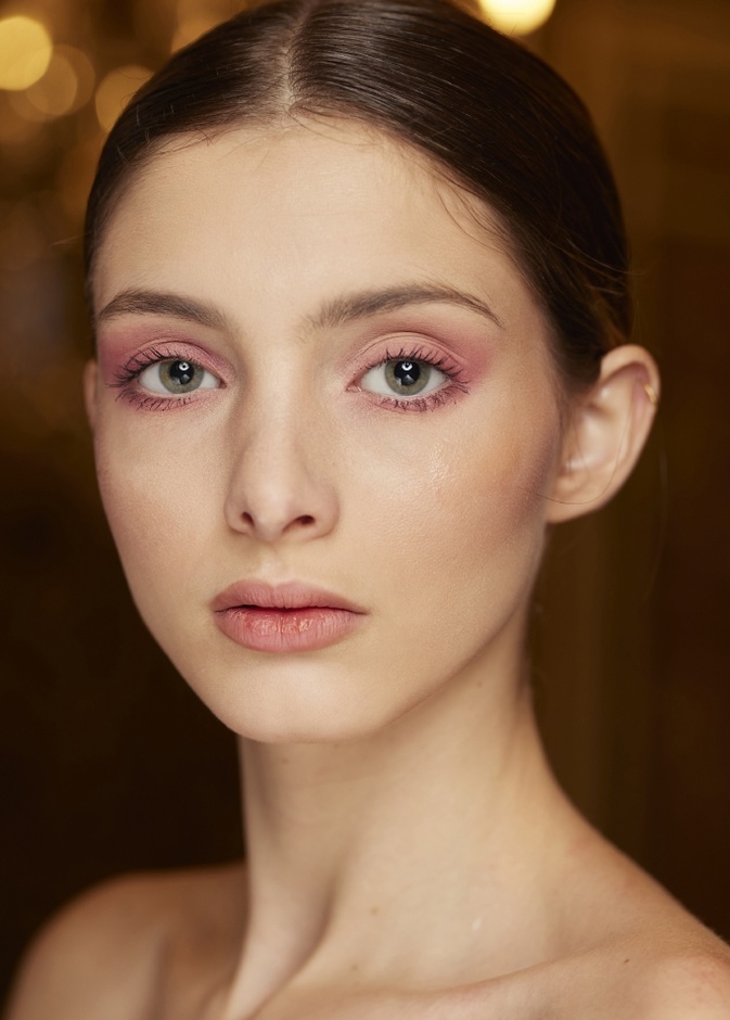 مكياج زهري فاتح وسموكي من وحي دار Juana Martin