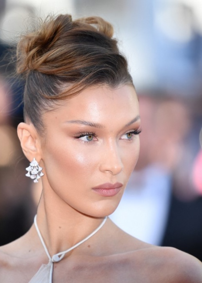 أجمل تسريحات شعر       بتسريحة الكعكةBella Hadid
