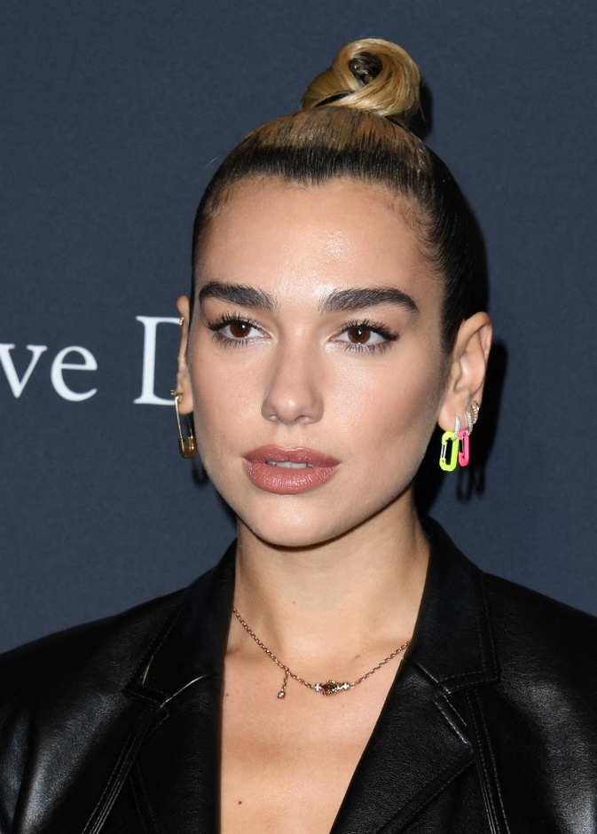 اجمل الوان احمر شفاه ومكياج مناسب للبشرة الحنطية على طريقة dua lipa