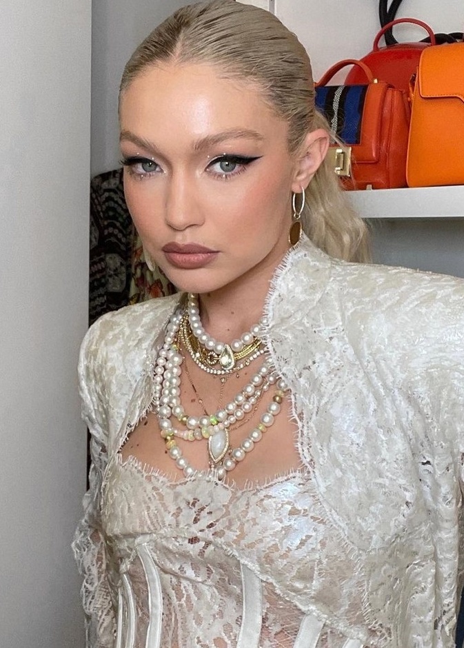 اطلالة جيجي حديد الجمالية بالايلاينر المجنح والاسود- الصورة من صفحة خبير التجميل patrickta على انستغرام