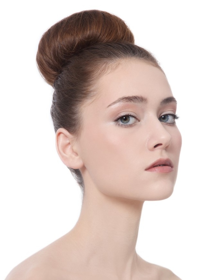 تسريحة شعر الكعكة المرفوعة تناسب ليلية رمضان