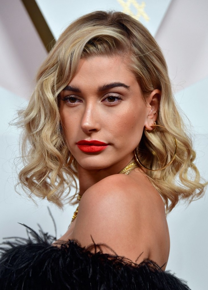 تطبيق مكياج غلوسي للعيد على طريقة Hailey Biber