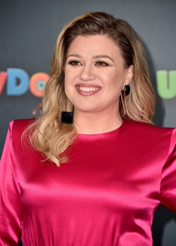 خطوات عمل مكياج مثالي للوجه الممتلئ بأسلوب  Kelly Clarkson بمناسبة عيد ميلادها