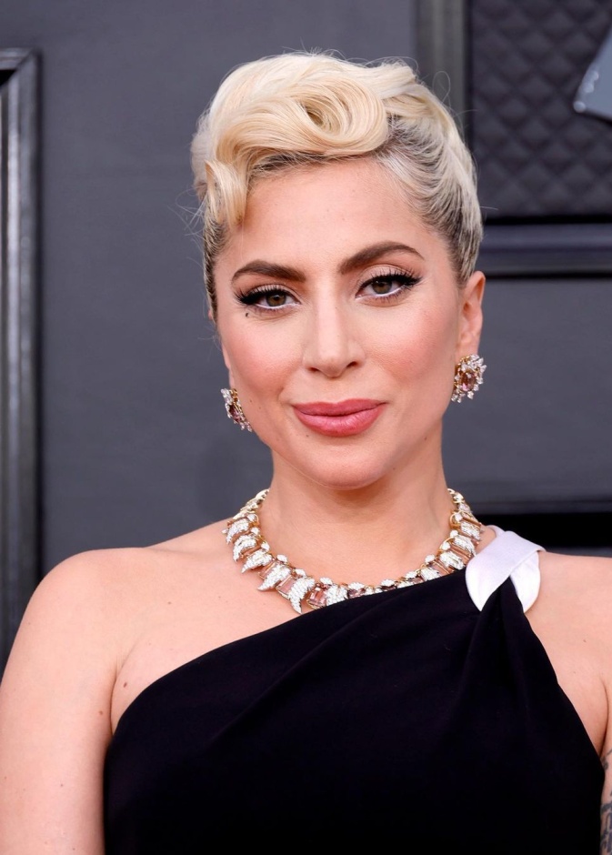 رسمات الايلاينر السوداء بأسلوب Lady Gaga