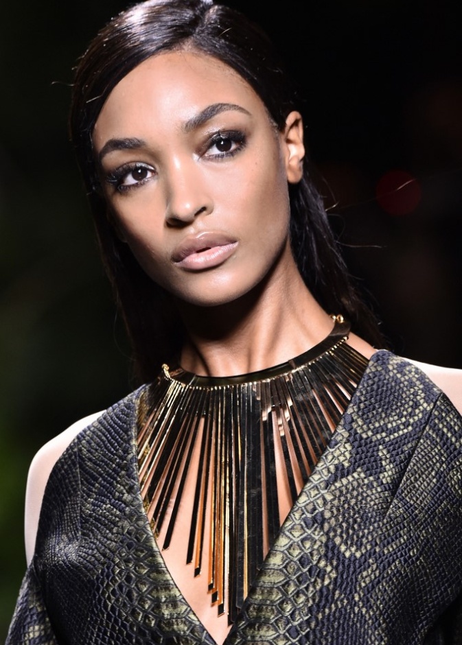 رسم الآيلاينر بظلال العيون للحصول على مكياج جوردان دان Jourdan Dunn