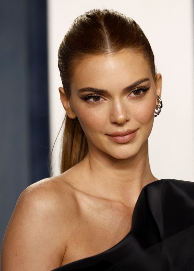 طريقة رسم الآيلاينر من وحي مكياج Kendall Jenner