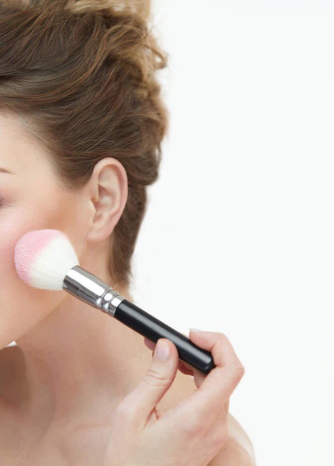 طريقة وضع البلاشر بالخطوات لرفع الوجنتين بمكياج طبيعي لربيع 2022