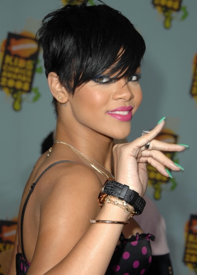 طلاء اظافر النجمة ريهانا باللون الاخضر لمناسبة العيد