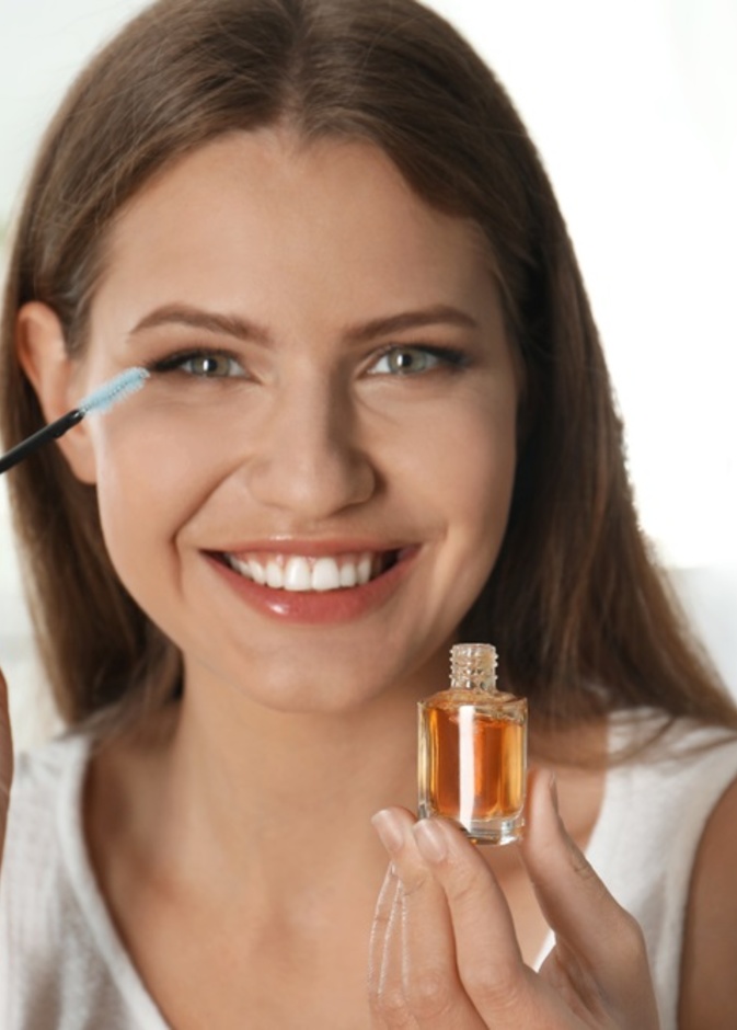 فوائد زيت بذور الكتان لتطويل الرموش وطرق إستخدامه