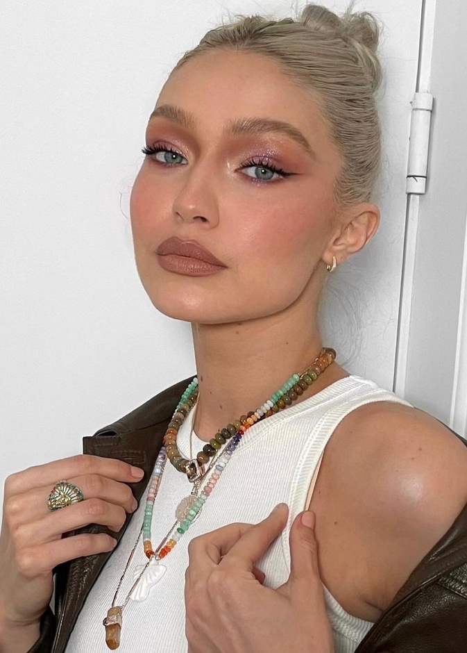 مكياج عيون لماع وزهري  على الجفون العليا بأسلوب جيجي حديد- الصورة من صفحة خبير المكياج Patrick Ta