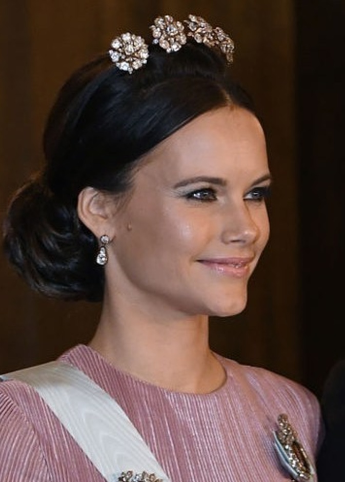 تاج The Swedish Four Button Tiara من تيجان سيدات العائلات الملكية على شكل ورود