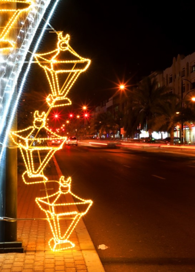 شوارع مدينة العين تتزين احتفالًا بشهر رمضان المبارك