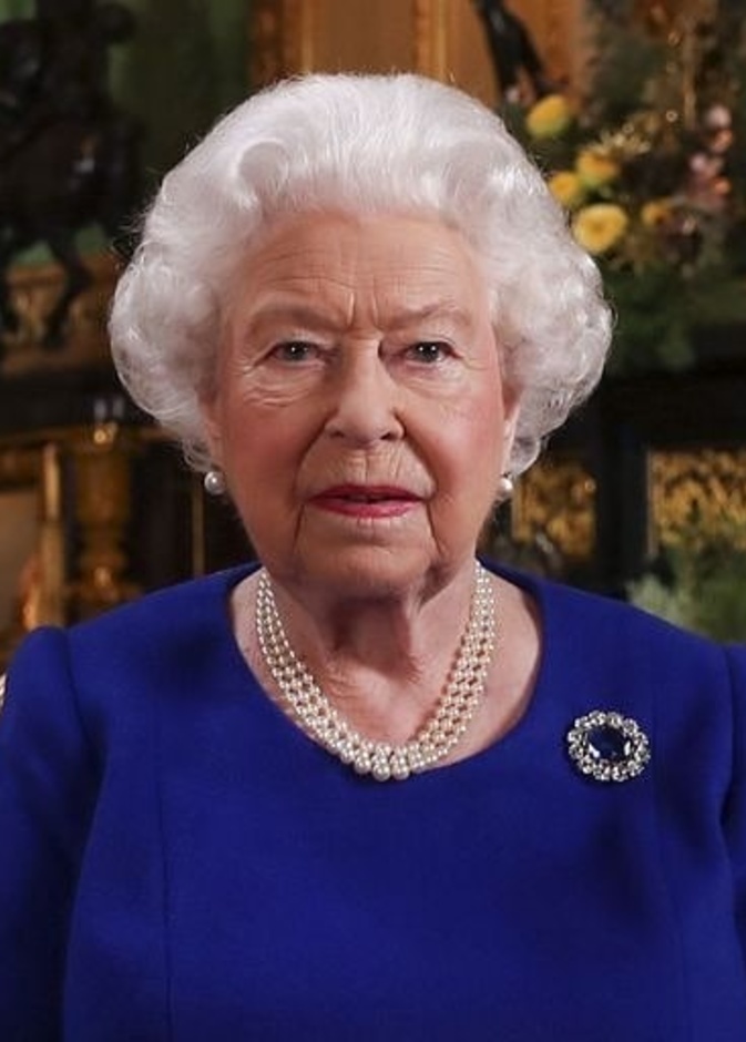 الملكة إليزابيث الثانية ملكة بريطانيا تتألق ببروش الأمير ألبرت
